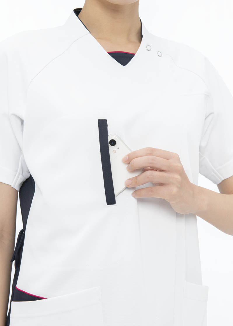 右胸にスマートフォン専用ポケット